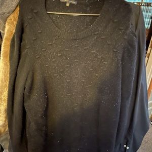 Adrienne Vittidini  cozy And roomy sweater the fabric attracts many particles